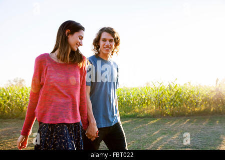 Paar Wacking zusammen in Landschaft Stockfoto