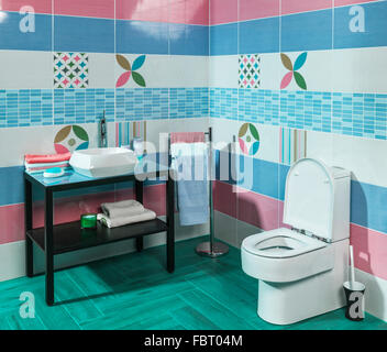 Innere des stilvollen modernen Badezimmer mit blauen und rosa Fliesen Stockfoto
