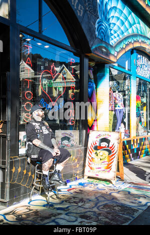 Tätowierte Mann vor einem Tattoo-Shop in Haight-Ashbury, San Francisco, Kalifornien. Stockfoto