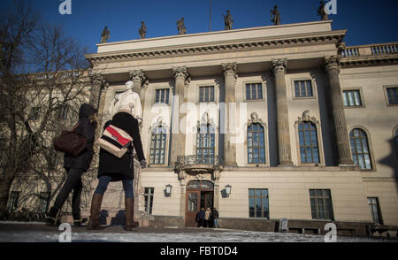 Berlin, Deutschland. 19. Januar 2016. Studenten gehen in Richtung Hauptgebäude der Humboldt-Universität zu Berlin, Deutschland, 19. Januar 2016. Der Rat der Humboldt-Universität gewählt Sabine Kunst, Wissenschaft Minister für das Bundesland Brandenburg, als Nachfolger des scheidenden Präsidenten Jan-Hendrik Olbertz am selben Tag. Foto: MICHAEL KAPPELER/Dpa/Alamy Live News Stockfoto