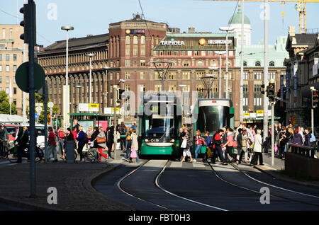 Straßenbahn in der Straße Aleksanterinkatu. Helsinki, Finnland. Stockfoto