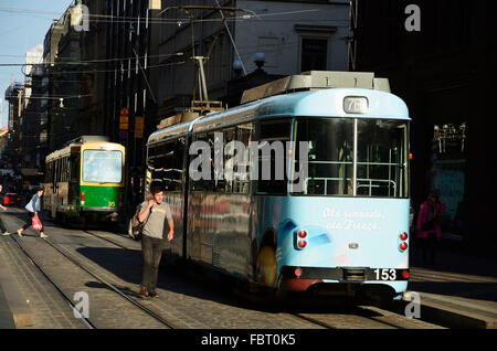 Straßenbahn in der Straße Aleksanterinkatu. Helsinki, Finnland. Stockfoto