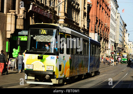 Straßenbahn in der Straße Aleksanterinkatu. Helsinki, Finnland. Stockfoto