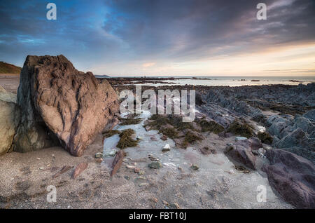 Felsen bei Ebbe am Strand von Hoodny Portwrinkle ein kleines Dorf an der Whitasand Bay in Cornwall Stockfoto