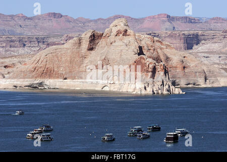 Castle Rock, Hausboote in Wahweap Marina, Lake Powell, Page, Arizona, USA Stockfoto