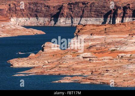 Rot-Navajo-Sandstein-Klippen am Lake Powell in Page, Arizona, USA Stockfoto