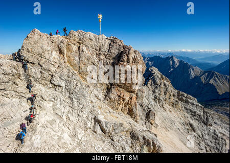 Touristen, auf der Zugspitze Gipfelkreuz Blick nach Tirol, Landkreis Garmisch-Partenkirchen, Wetterstein, Alpen, Oberbayern Stockfoto