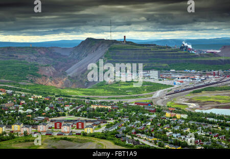 Schweden, Lappland, Kiruna, Blick auf Stadt und Eisen Erz-Berg im Hintergrund Stockfoto