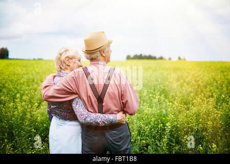 Rückansicht des älteres paar schöne Aussicht Stockfoto