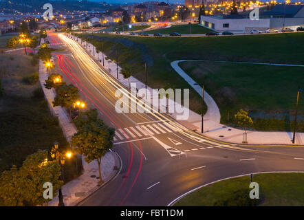 Nacht-Blick auf die Straßen der Stadt Oviedo, Spanien Stockfoto