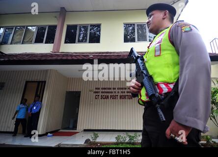 Jakarta, Indonesien. 19. Januar 2016. Ein Polizist steht Wache vor der Leichenhalle am Klinikum Polizei in Jakarta, Indonesien, 19. Januar 2016. Die Körper von vier Angreifer und ein kanadischer Staatsbürger befinden sich noch in der Leichenhalle nach dem Selbstmordanschlag in Jakarta letzte Woche, die acht Menschen getötet und 20 weitere verletzt. Bildnachweis: Zulkarnain/Xinhua/Alamy Live-Nachrichten Stockfoto