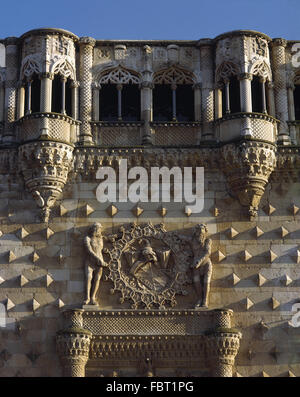 Spanien. Guadalajara. Palast von El Infantado. 15. Jahrhundert. Isabellinische gotischen Stil. Fassade. Detail. Wappen. Stockfoto