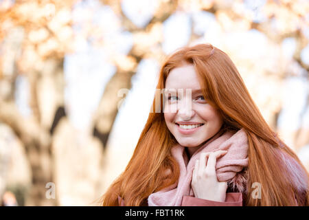 Porträt einer lächelnden rothaarige Frau Blick in die Kamera im freien Stockfoto