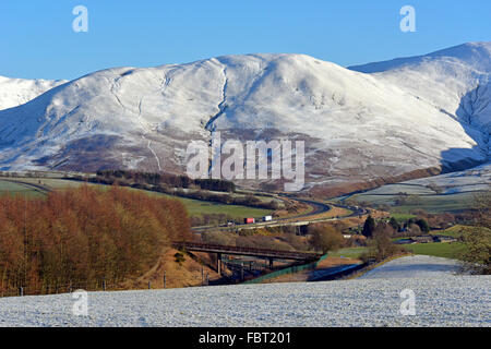 M6 Autobahn und West Coast Main Line.The Howgill Fells und der Lune Schlucht, Cumbria, England, Vereinigtes Königreich, Europa. Stockfoto