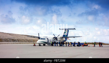 Menschen, die Schlange um Vorstand Bombardier Leichtflugzeuge auf der griechischen Insel Kalymnos, Aegean Airlines Stockfoto