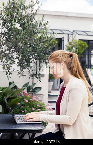 Geschäftsfrau mit Laptop-computer Stockfoto