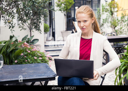 Geschäftsfrau mit Laptop-computer Stockfoto