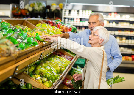 Lächelnd älteres paar Äpfel kaufen Stockfoto