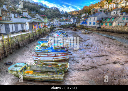 English harbour Polperro Cornwall South West England UK außerhalb der Saison im Winter mit Booten bei Ebbe HDR Stockfoto