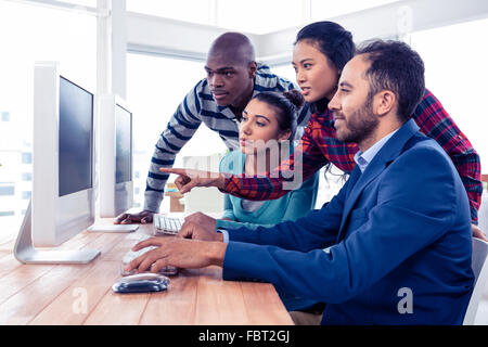 Junge Unternehmer diskutieren in der Sitzung Stockfoto