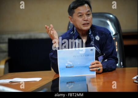 Jakarta, Indonesien. 19. Januar 2016. Ein Vertreter des indonesischen Ministeriums für Tourismus hält die Roadmap eines Kreuzfahrtschiffes während eines Treffens der Medien über das Kreuzfahrtschiff "Geist von Majapahit" aus Indonesien nach Japan zur Einführung der indonesischen Kultur und Förderung gute Beziehungen zu anderen Ländern in Jakarta, Indonesien, 19. Januar 2016. Bildnachweis: Agung Kuncahya B./Xinhua/Alamy Live-Nachrichten Stockfoto