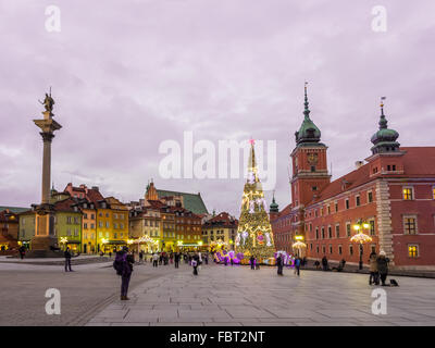 Schlossplatz in der alten Stadt von Warschau, Polen am frühen Abend zur Weihnachtszeit. Stockfoto