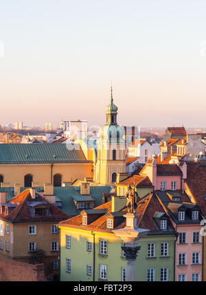 Traditionelle Architektur in der alten Stadt von Warschau, gesehen von der Aussichtsterrasse auf der St. Anna Kirche, bei Sonnenuntergang. Stockfoto