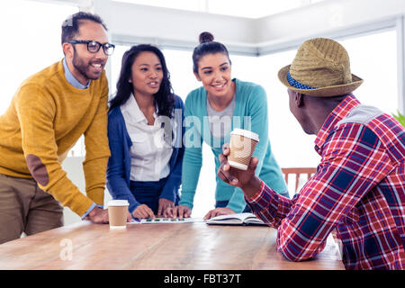 Fröhliche junge Geschäftsleute auf Kreativbüro zu erörtern Stockfoto