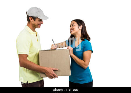 Lächelnde Frau mit Lieferung Mann mit Karton Stockfoto