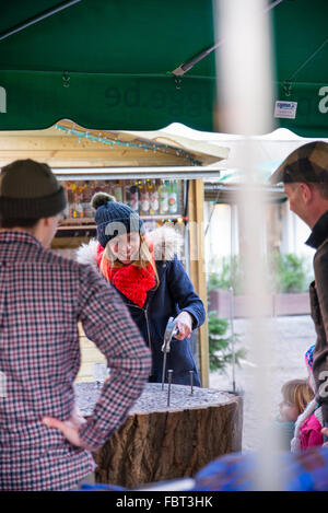 Stumpf Trinkspiel auf Weihnachtsmarkt in Brügge Stockfoto