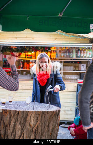 Stumpf Trinkspiel auf Weihnachtsmarkt in Brügge Stockfoto