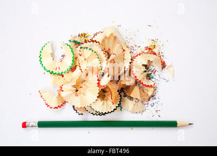 Geschärfte grünen Stift. Kreativen Prozess. Holz-Späne. Stockfoto