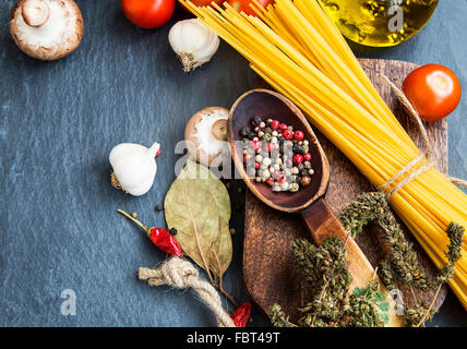 Italienisches Essen Zutaten mit Nudeln, Gewürzen, Tomaten, Olivenöl, Pilze Stockfoto