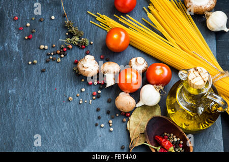 Italienisches Essen Zutaten mit Nudeln, Gewürzen, Tomaten, Olivenöl, Pilze Stockfoto
