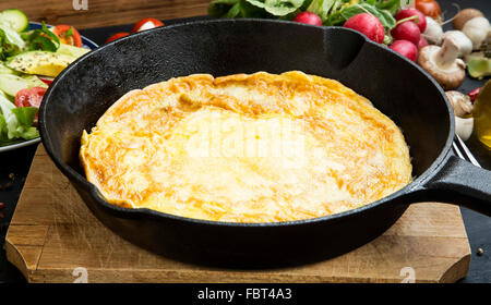 Omelett in der Pfanne mit Gemüse, gesunde Mahlzeit Stockfoto