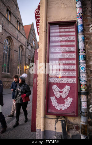 Anzeige der Spitze im Schaufenster, Brügge Stockfoto