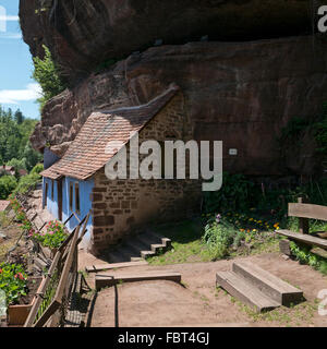 Blaue Höhlenbewohner Häuser im Graufthal, Elsass, Frankreich Stockfoto