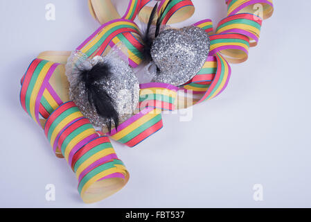 Streamer mit zwei glitzernden Karneval Köpfen auf weiß Stockfoto