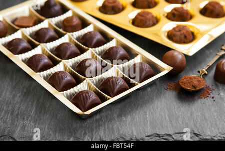Pralinen-Sortiment mit Kakaopulver, süß und lecker dessert Stockfoto