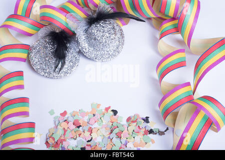 Streamer mit zwei glitzernden Karneval Köpfen auf weiß Stockfoto