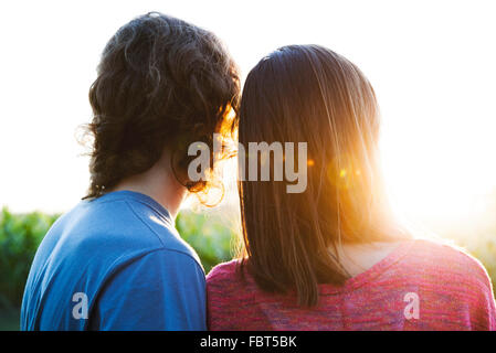 Junges Paar beobachten Sonnenuntergang Stockfoto