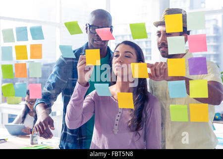 Business-Leute diskutieren über selbstklebende Noten Stockfoto