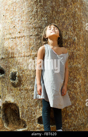 Mädchen Baobab Baumstamm gelehnt Stockfoto