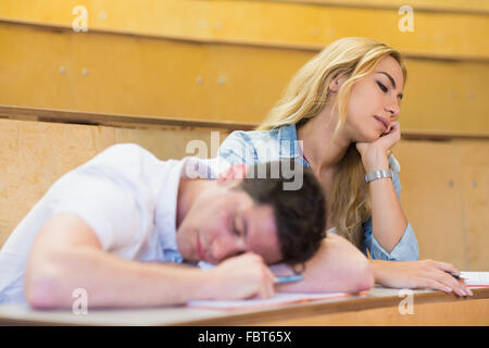 Studenten beim Einschlafen während des Unterrichts Stockfoto