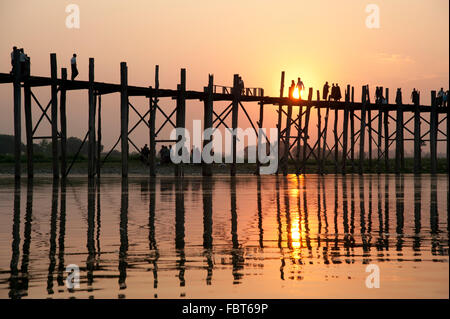 Silhouetten von Menschen der U Bein Brücke in Amarapura in der Nähe von Mandalay am Sonnenuntergang Myanmar Stockfoto