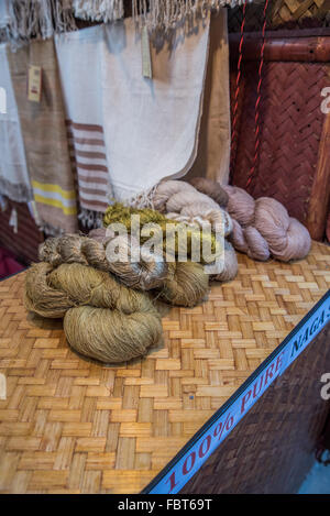 Traditionelle 100 % Bio Seide Naga-Textilien und Schals für den Verkauf auf dem Markt von den Naga Heritage Village. Nagaland, Indien. Stockfoto