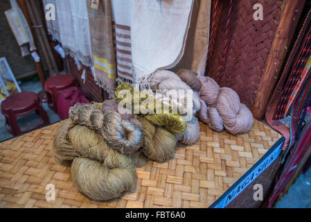 Traditionelle 100 % Bio Seide Naga-Textilien und Schals für den Verkauf auf dem Markt von den Naga Heritage Village. Nagaland, Indien. Stockfoto