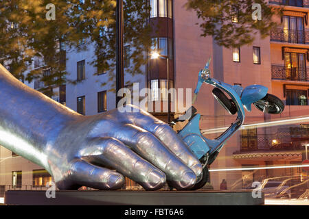 La Dolce Vita-Skulptur an der Park Lane von Lorenzo Quinn Stockfoto