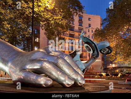 La Dolce Vita-Skulptur an der Park Lane von Lorenzo Quinn Stockfoto