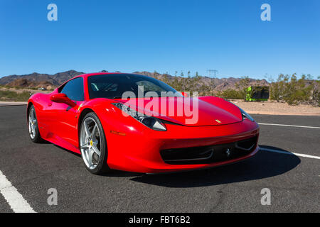 Ferrari 458 Italia in Wüste mit Bergen im Hintergrund Stockfoto